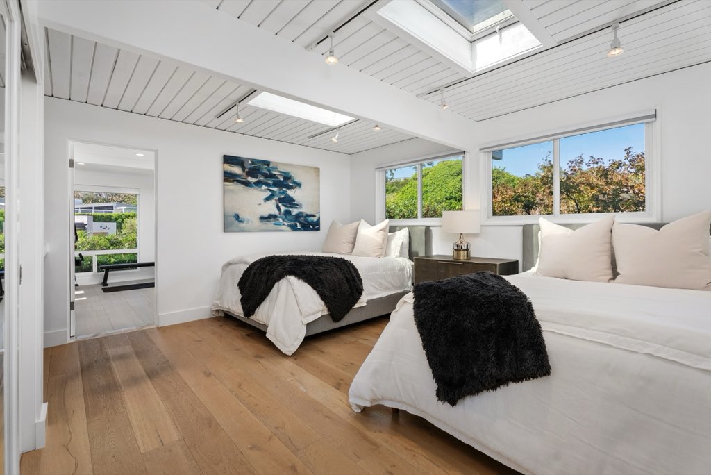 Bluff-top coastal home: Guest bedroom