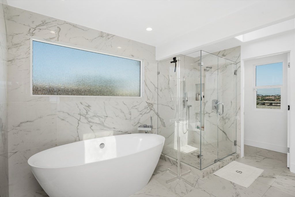 Bluff-top coastal home: Soaking tub