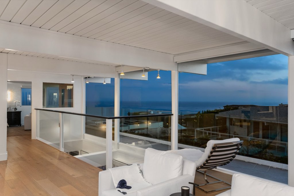 Bluff-top coastal home: Upper living room