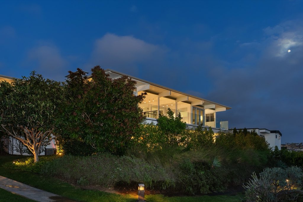 Bluff-top coastal home: Garden lighting at night
