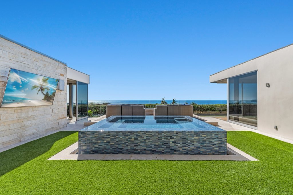 Monarch Bay modern: Spa