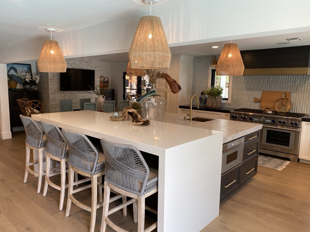 Kitchen with a waterfall island, photo 3 of 6